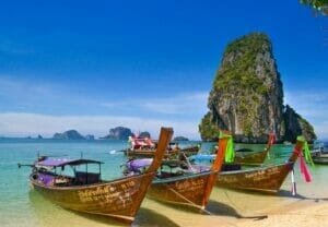 เรือบนชายหาดในประเทศไทย